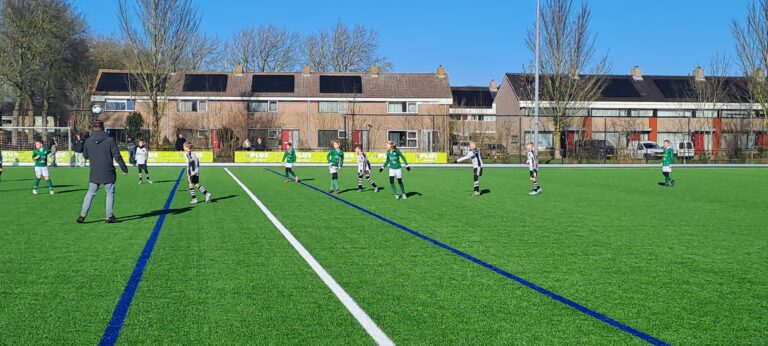 Jonge voetballers op het voetbalveld in Harlingen